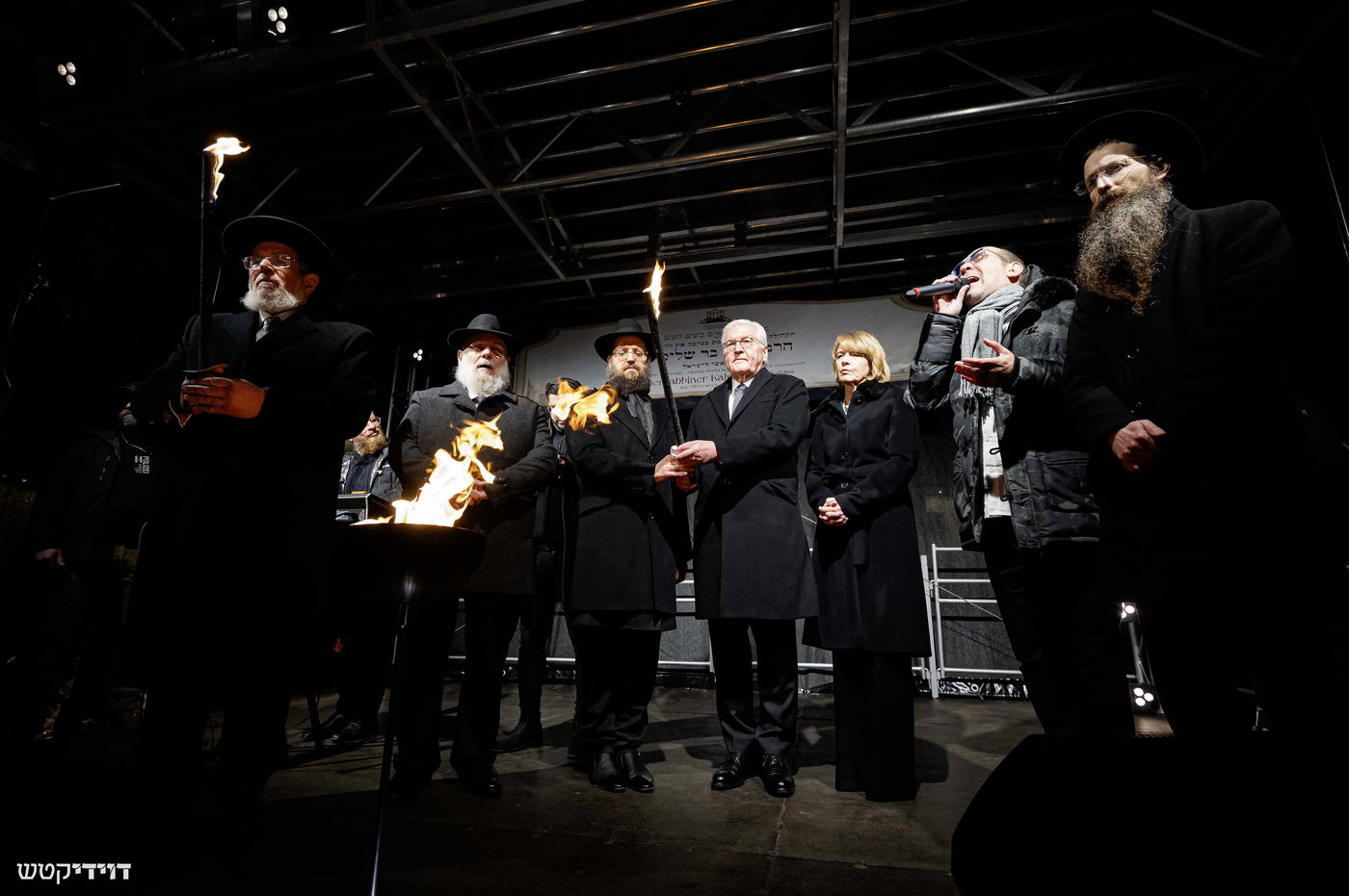 הדלקת נר חנוכה בשער ברנדנבורג בברלין