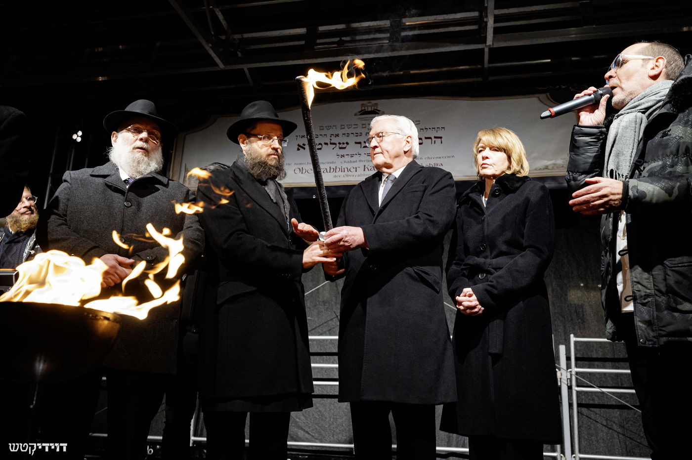 הדלקת נר חנוכה בשער ברנדנבורג בברלין