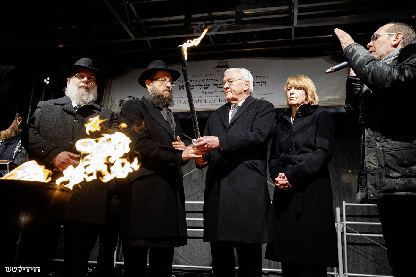 הדלקת נר חנוכה בשער ברנדנבורג בברלין