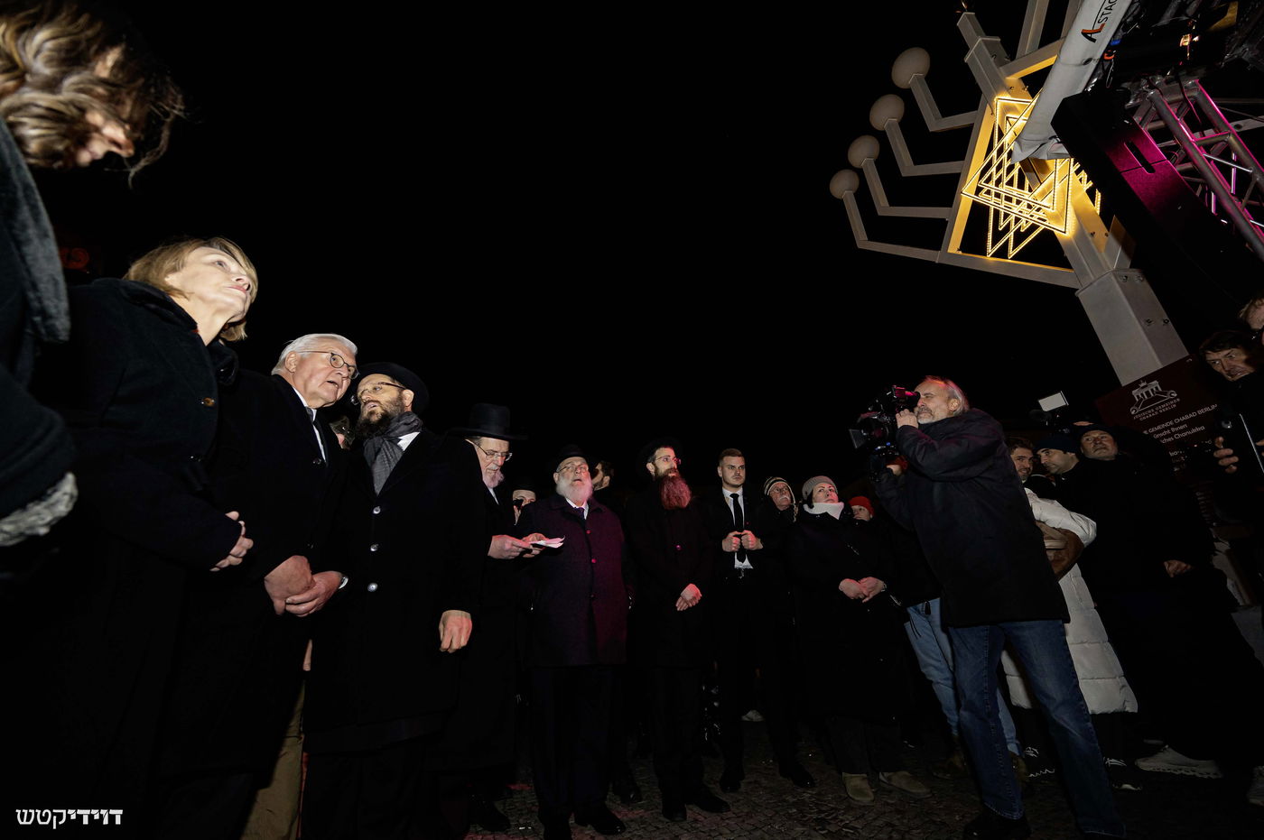 הדלקת נר חנוכה בשער ברנדנבורג בברלין