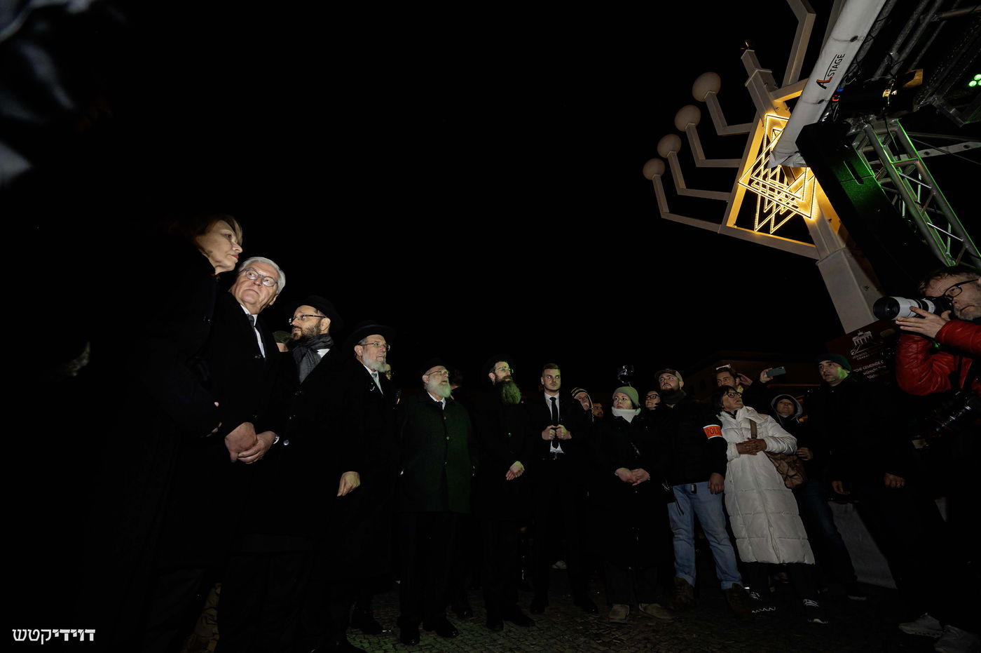 הדלקת נר חנוכה בשער ברנדנבורג בברלין