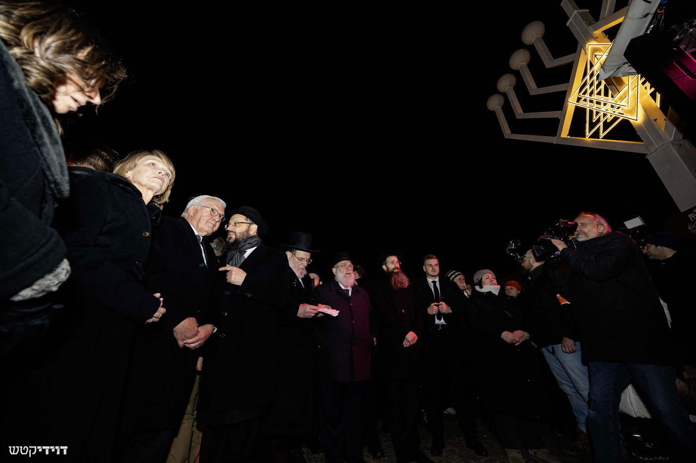 הדלקת נר חנוכה בשער ברנדנבורג בברלין