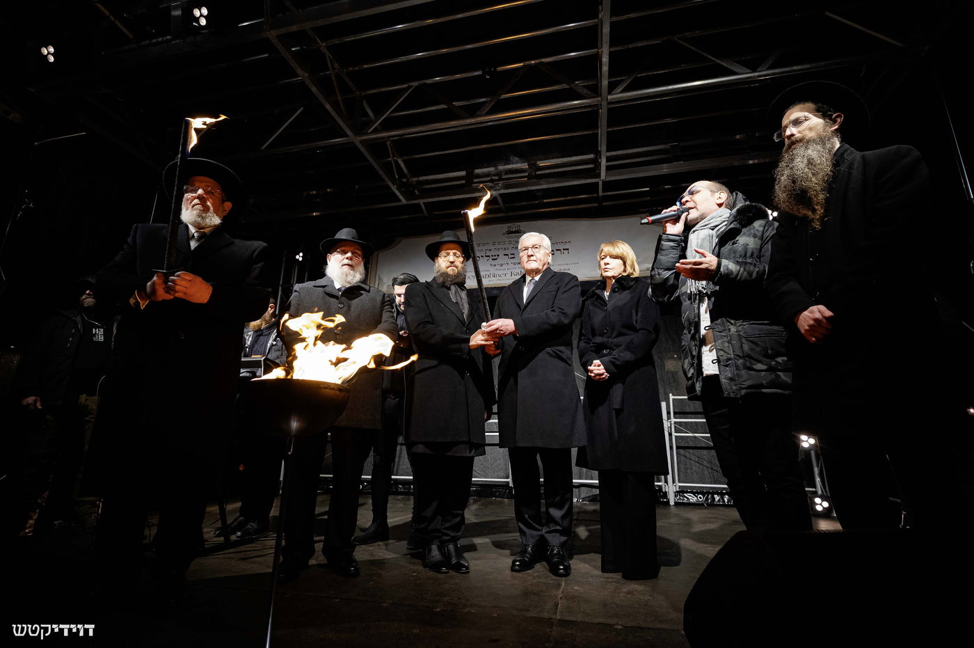 הדלקת נר חנוכה בשער ברנדנבורג בברלין