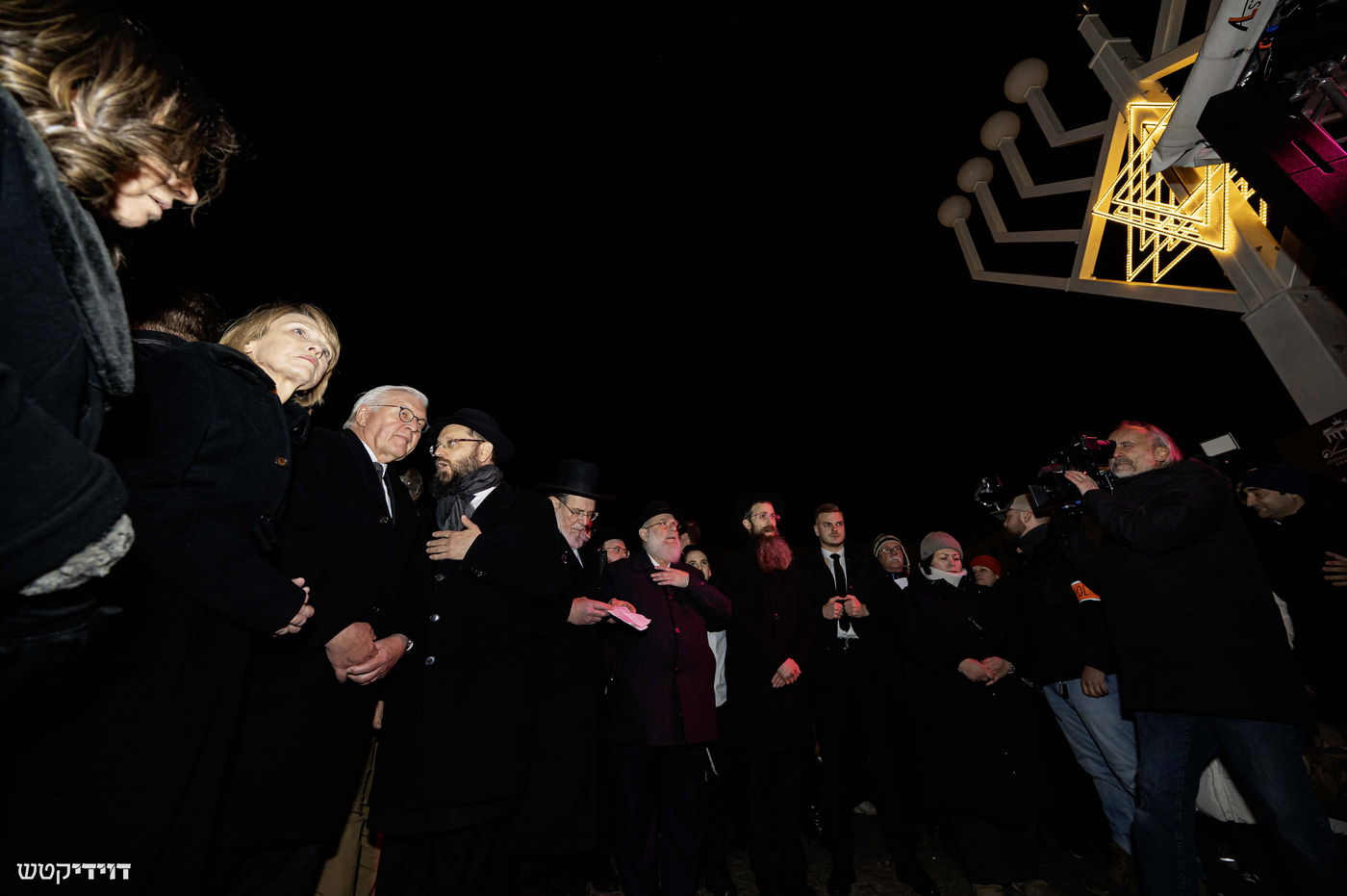 הדלקת נר חנוכה בשער ברנדנבורג בברלין