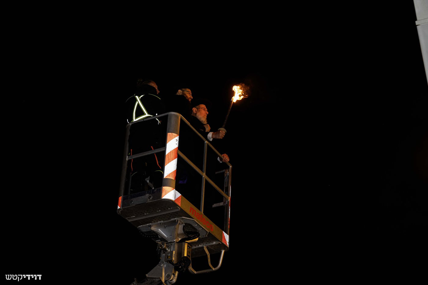 הדלקת נר חנוכה בשער ברנדנבורג בברלין