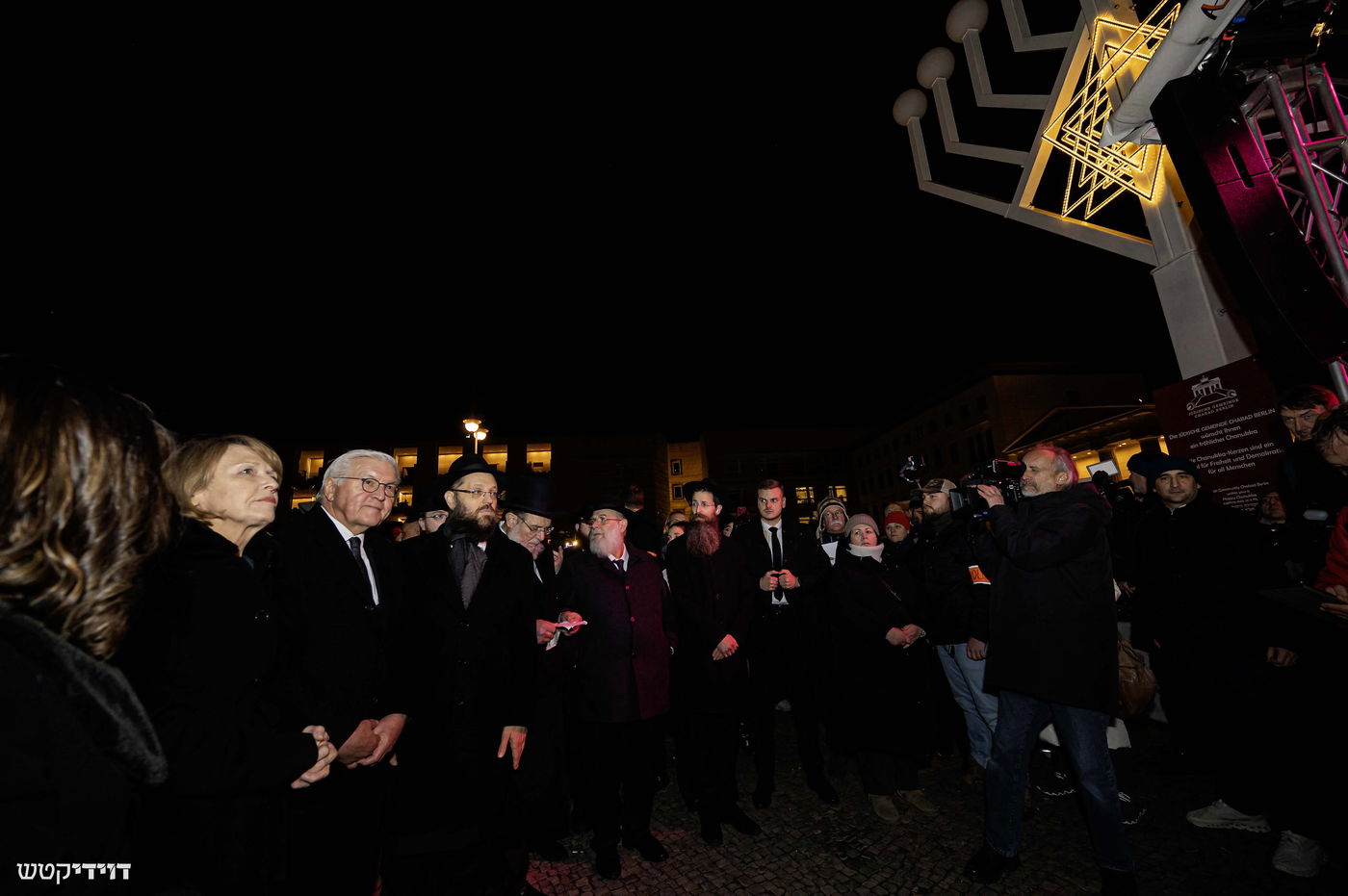 הדלקת נר חנוכה בשער ברנדנבורג בברלין