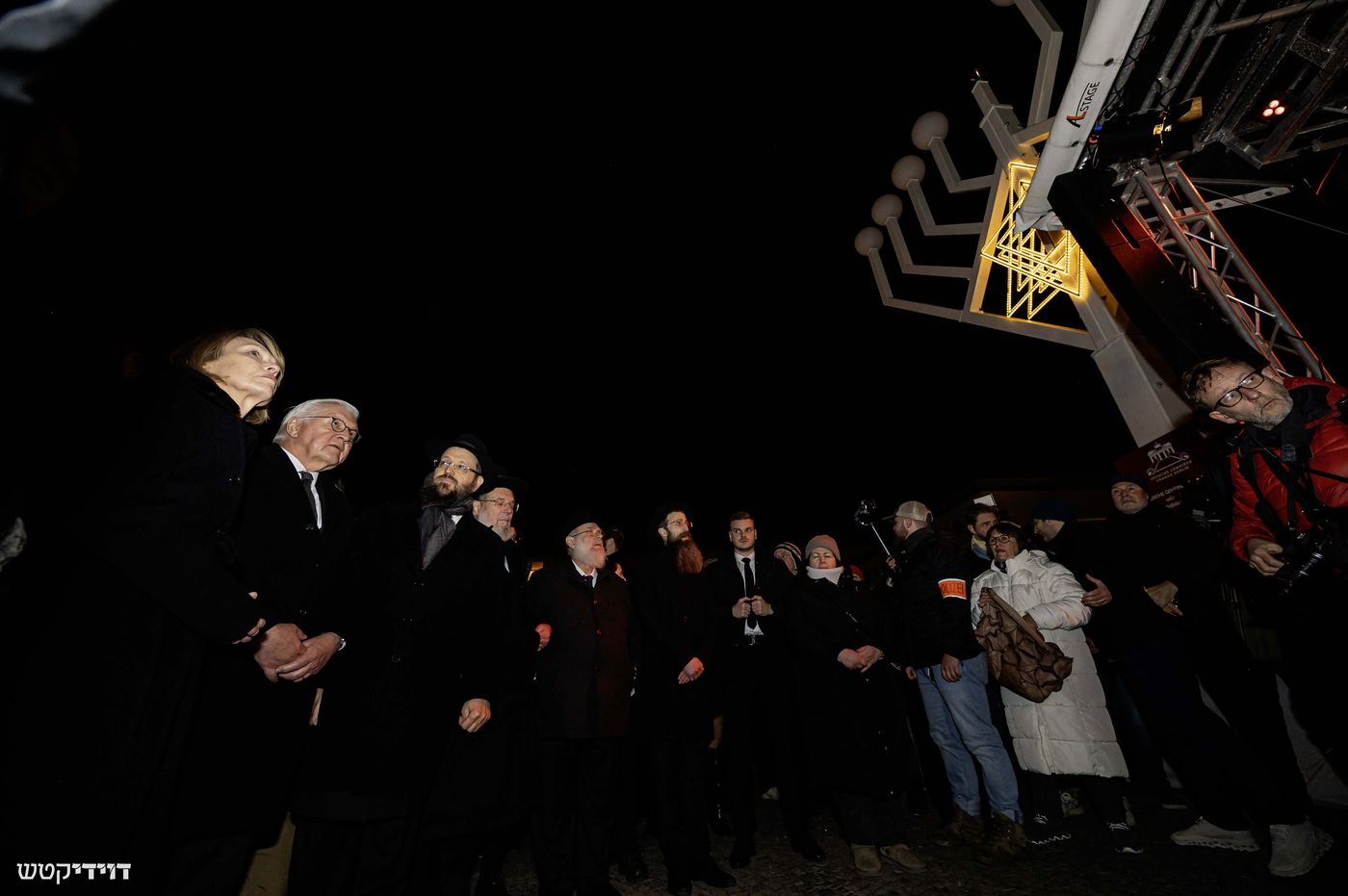 הדלקת נר חנוכה בשער ברנדנבורג בברלין