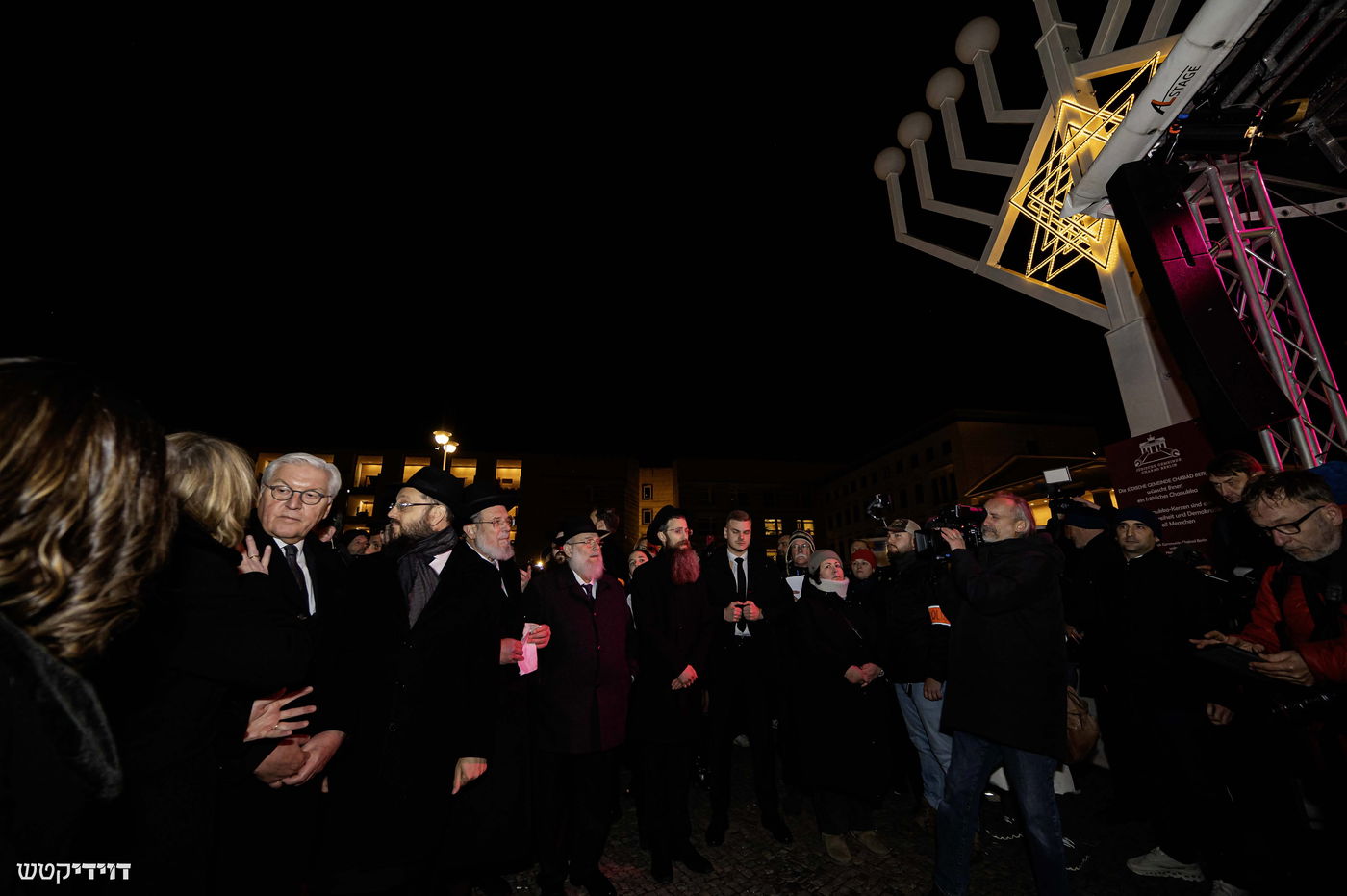 הדלקת נר חנוכה בשער ברנדנבורג בברלין
