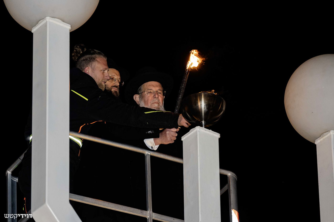 הדלקת נר חנוכה בשער ברנדנבורג בברלין