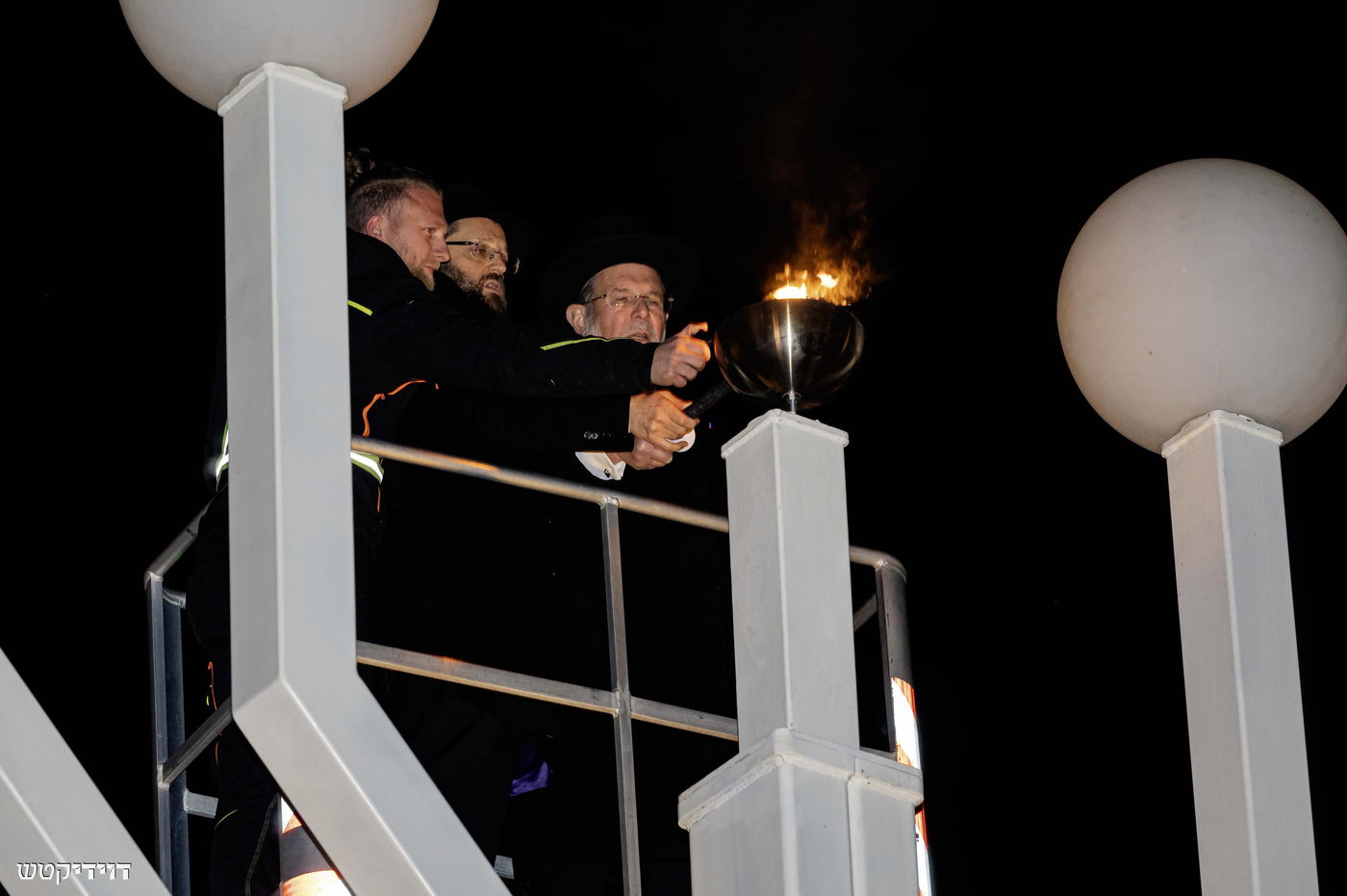 הדלקת נר חנוכה בשער ברנדנבורג בברלין