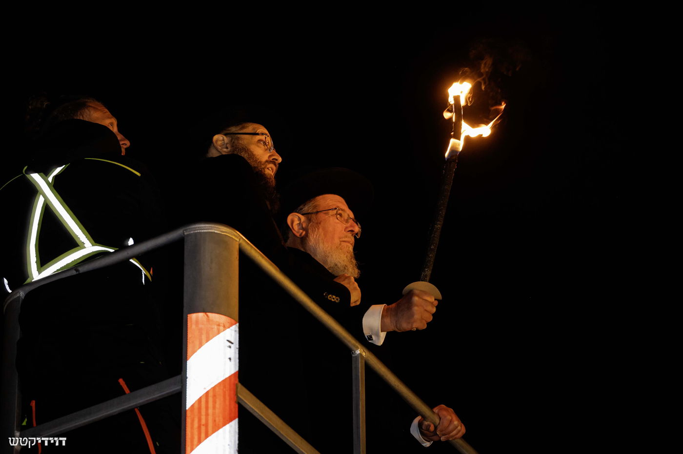 הדלקת נר חנוכה בשער ברנדנבורג בברלין