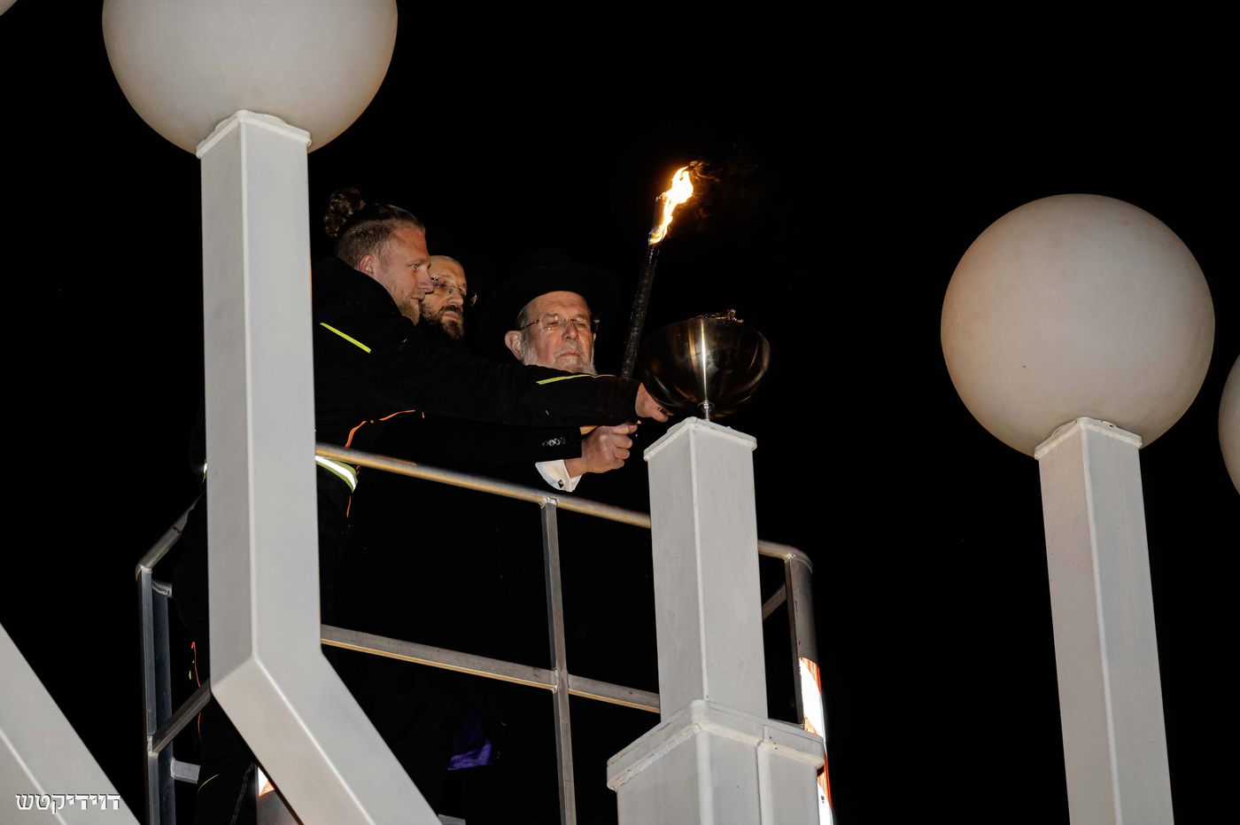 הדלקת נר חנוכה בשער ברנדנבורג בברלין