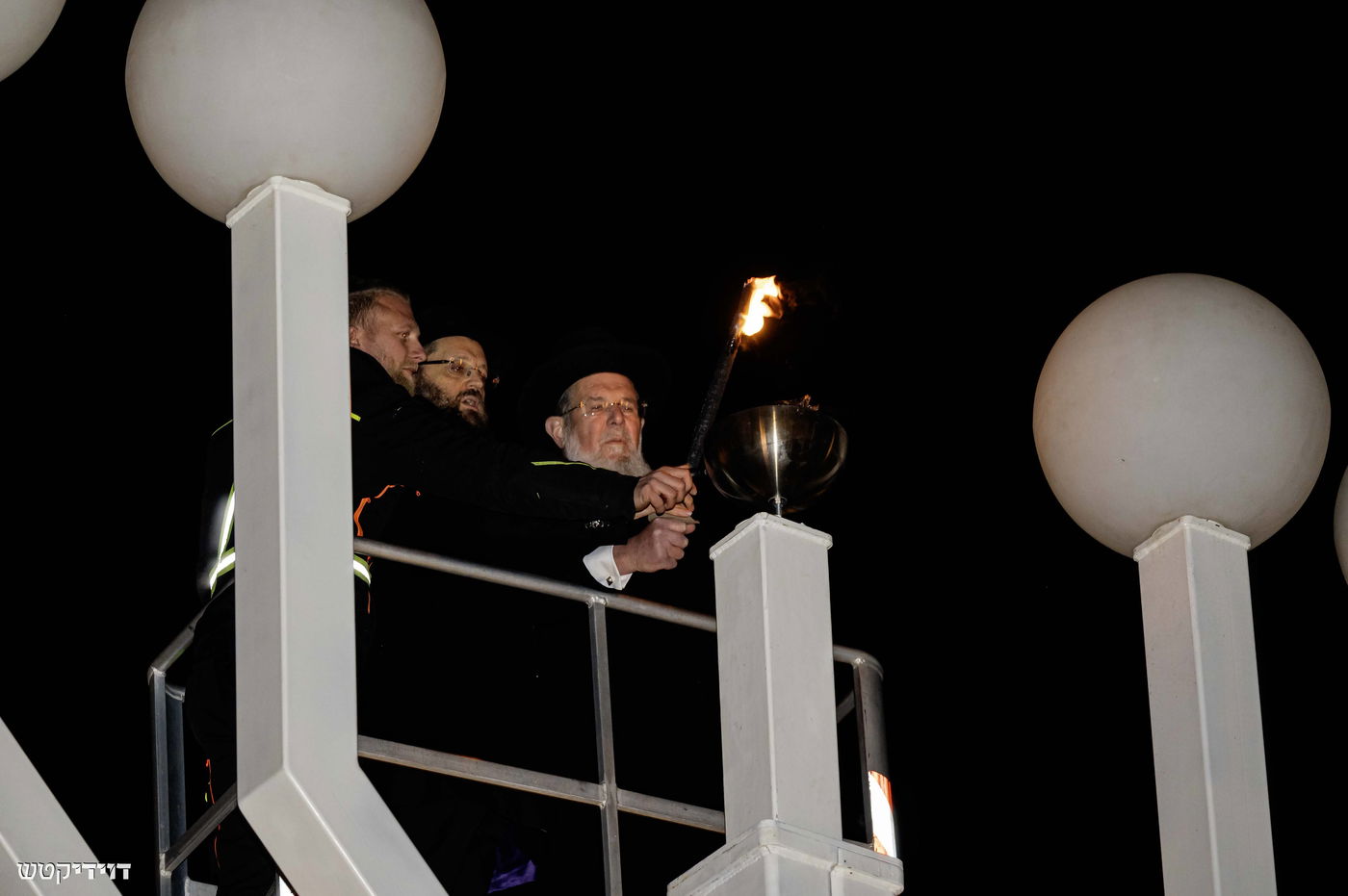 הדלקת נר חנוכה בשער ברנדנבורג בברלין