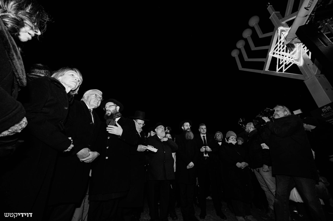 הדלקת נר חנוכה בשער ברנדנבורג בברלין