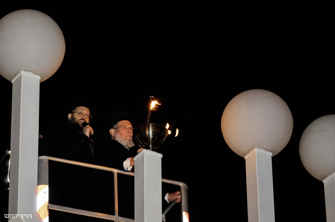 הדלקת נר חנוכה בשער ברנדנבורג בברלין