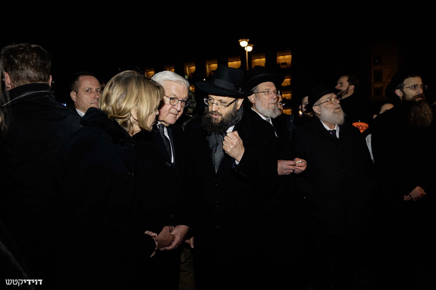 הדלקת נר חנוכה בשער ברנדנבורג בברלין