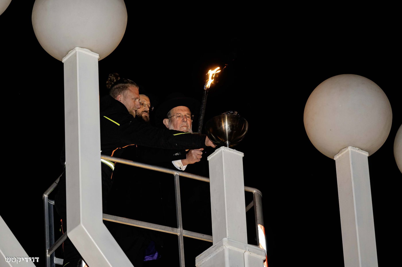 הדלקת נר חנוכה בשער ברנדנבורג בברלין