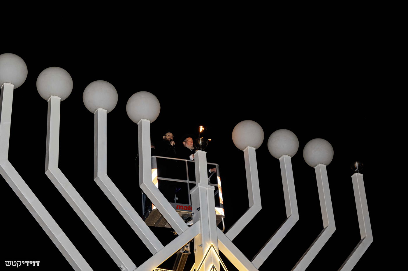 הדלקת נר חנוכה בשער ברנדנבורג בברלין