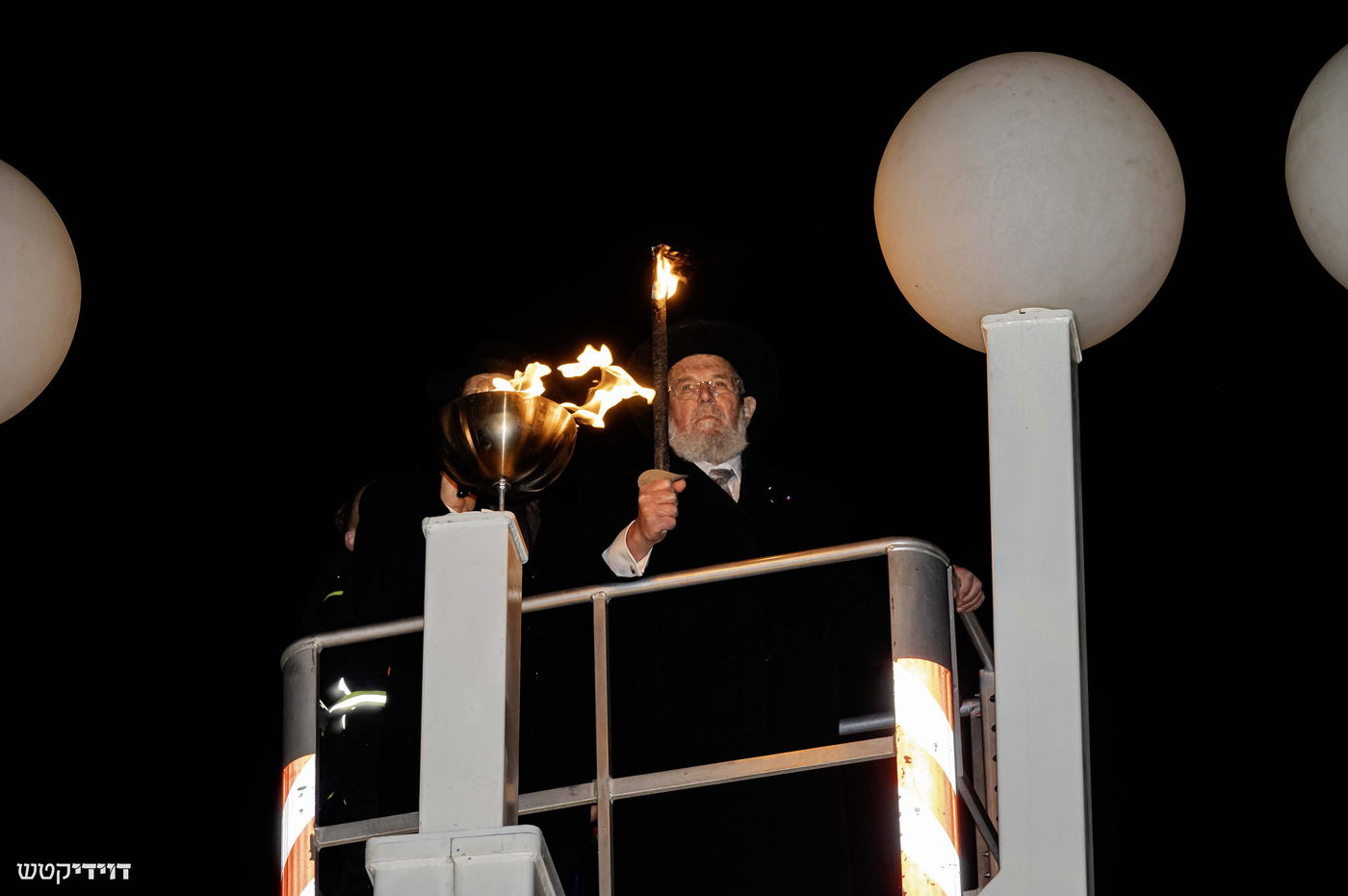 הדלקת נר חנוכה בשער ברנדנבורג בברלין