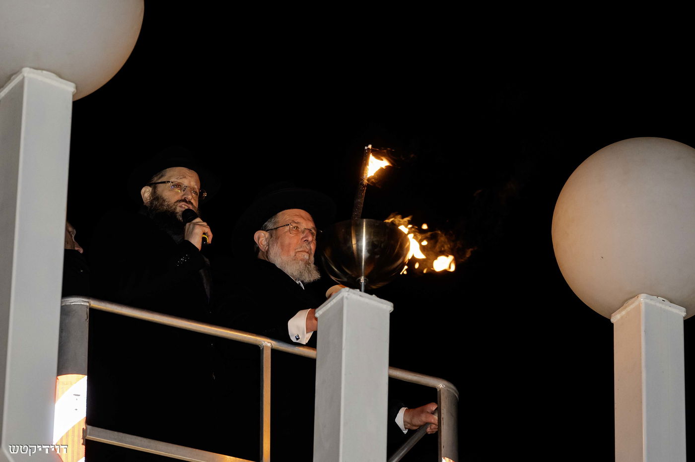 הדלקת נר חנוכה בשער ברנדנבורג בברלין