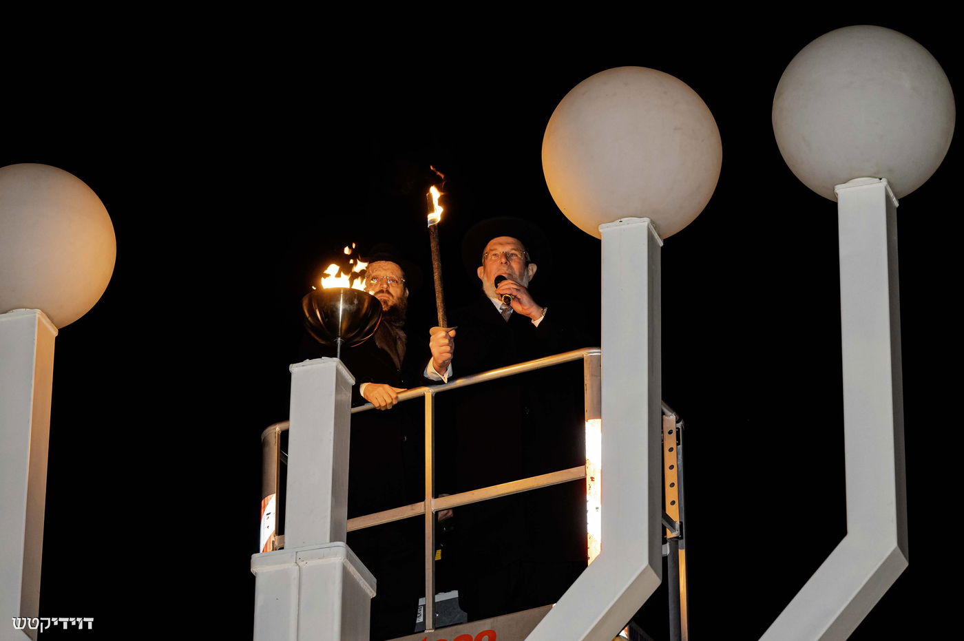 הדלקת נר חנוכה בשער ברנדנבורג בברלין