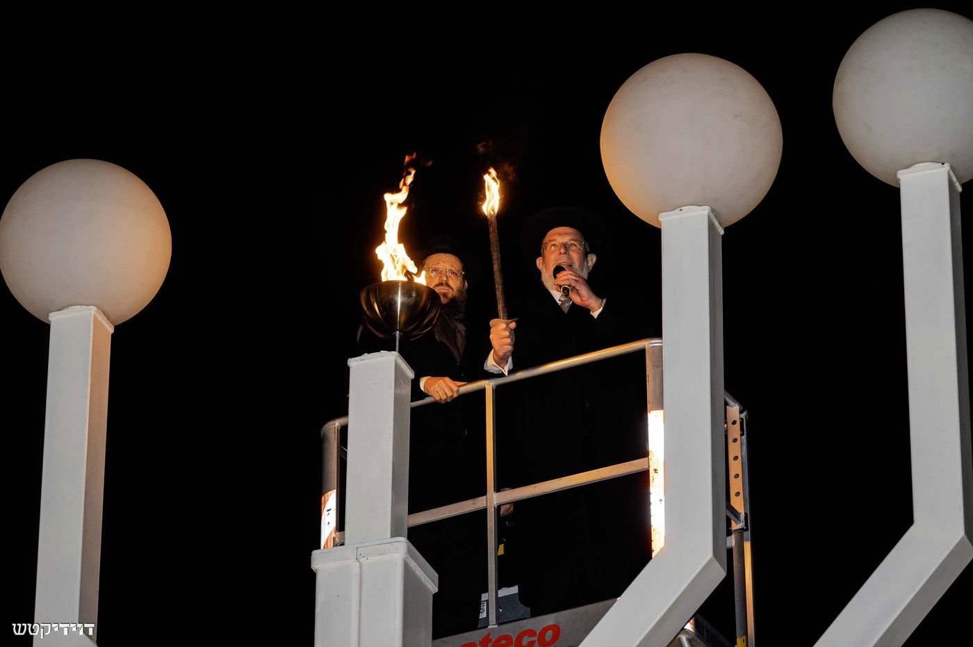 הדלקת נר חנוכה בשער ברנדנבורג בברלין