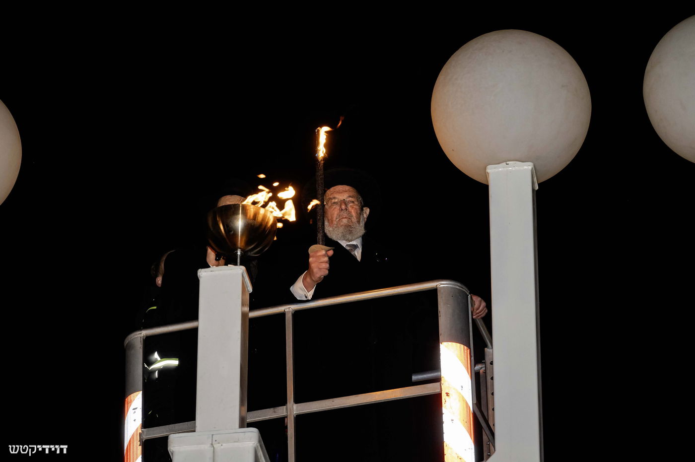 הדלקת נר חנוכה בשער ברנדנבורג בברלין