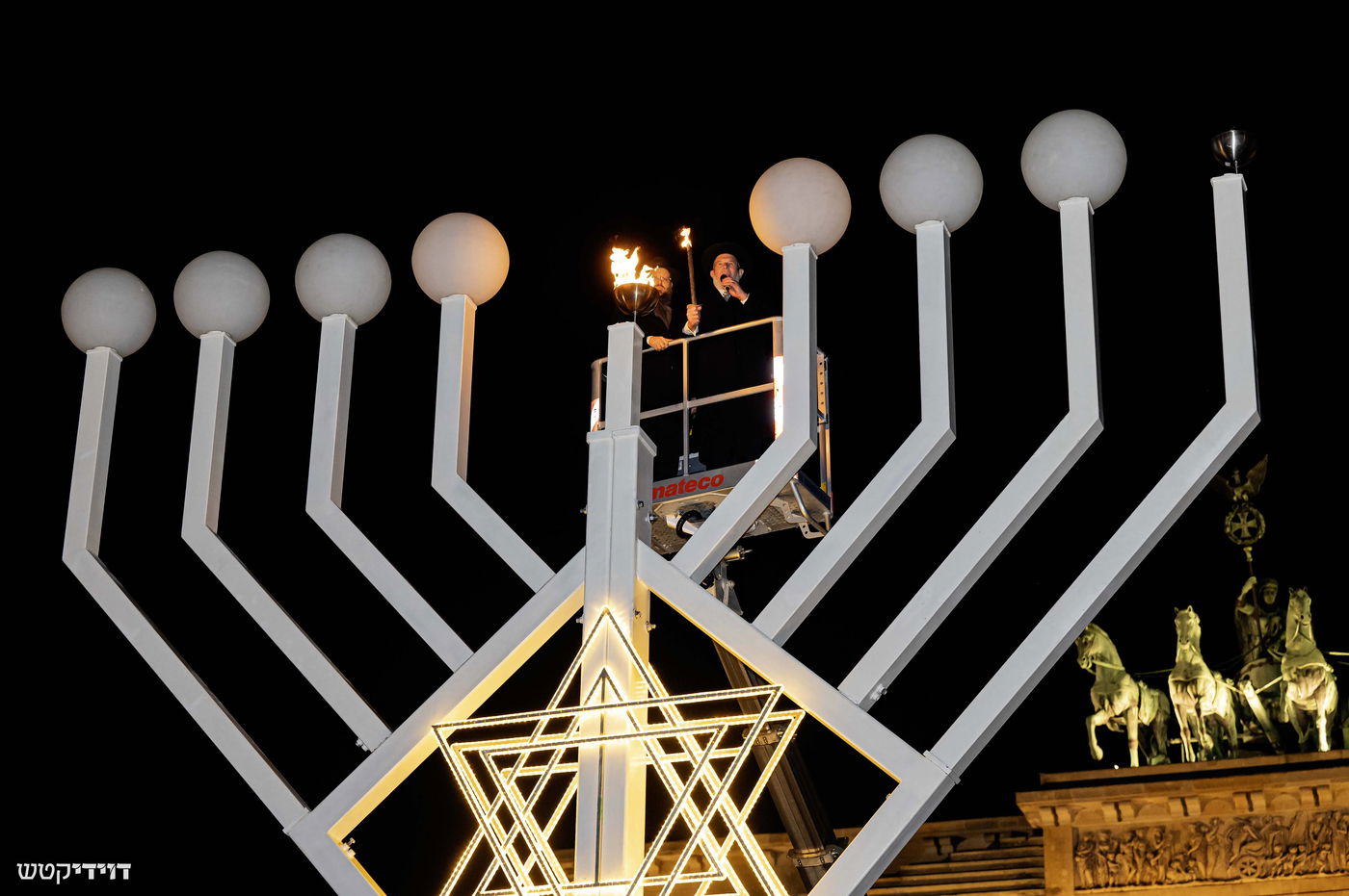 הדלקת נר חנוכה בשער ברנדנבורג בברלין