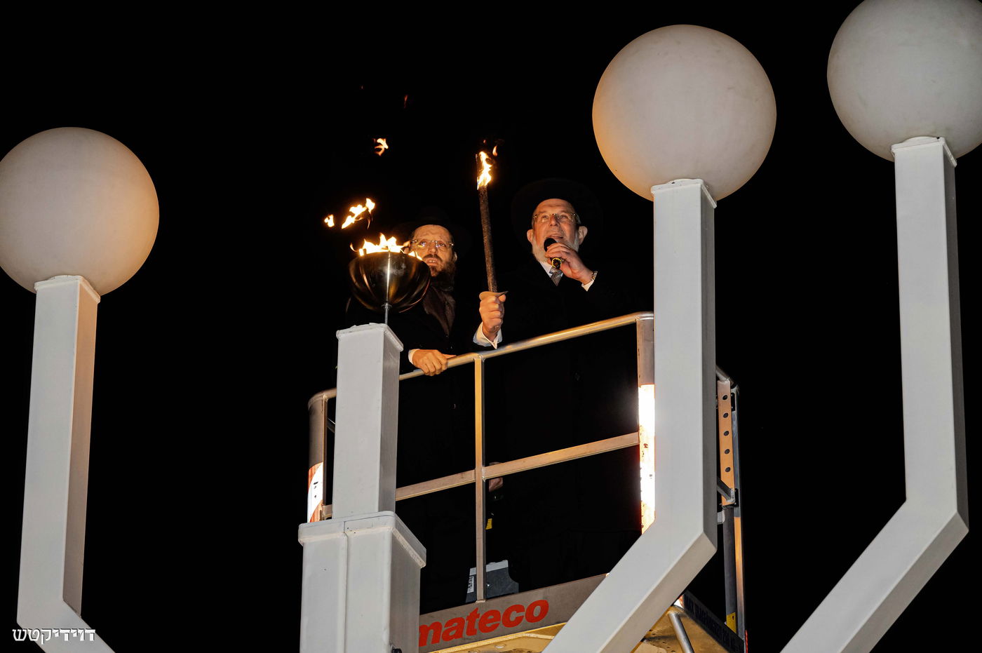 הדלקת נר חנוכה בשער ברנדנבורג בברלין