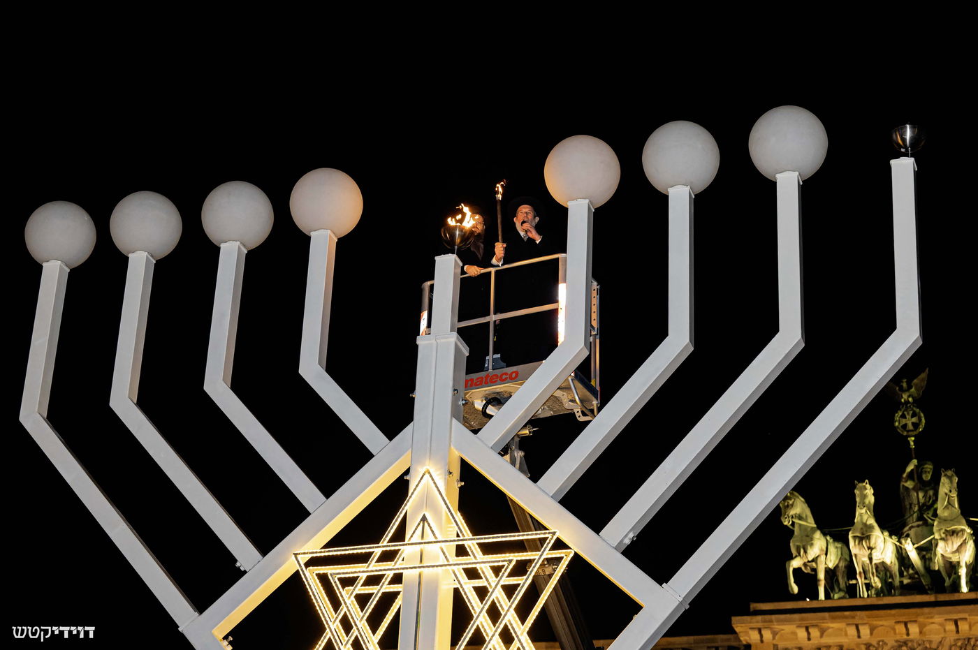 הדלקת נר חנוכה בשער ברנדנבורג בברלין