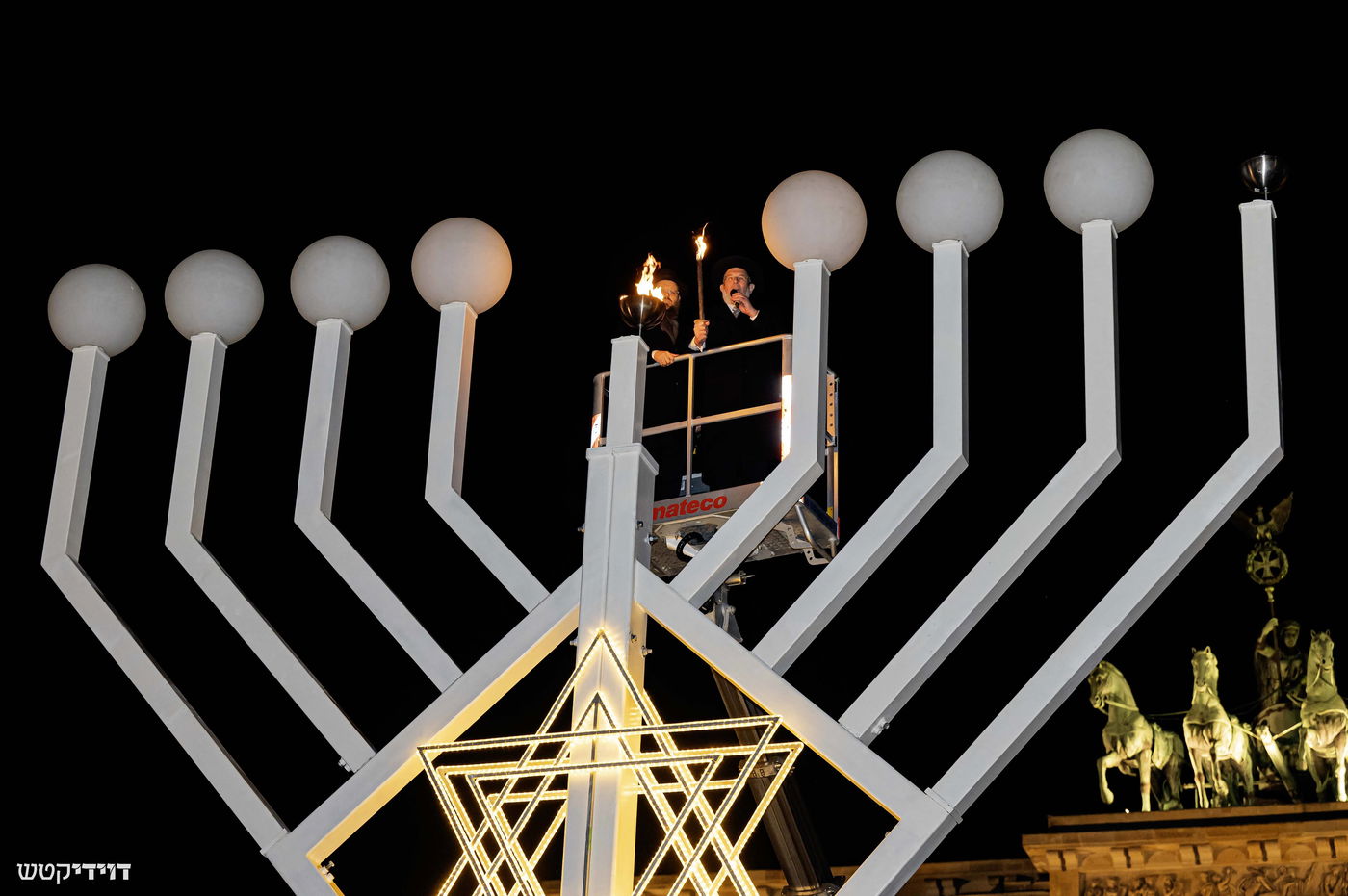 הדלקת נר חנוכה בשער ברנדנבורג בברלין
