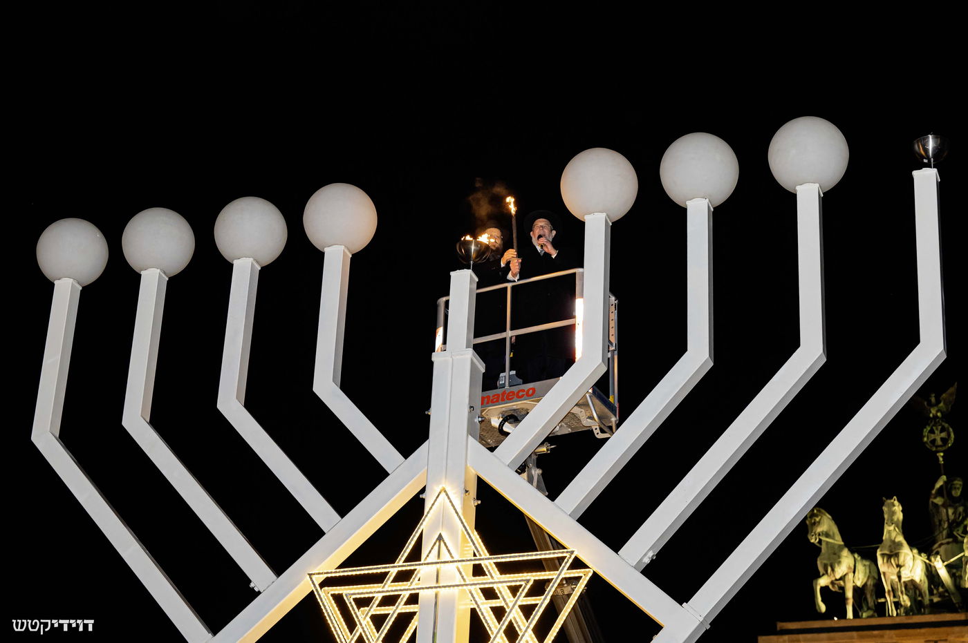 הדלקת נר חנוכה בשער ברנדנבורג בברלין