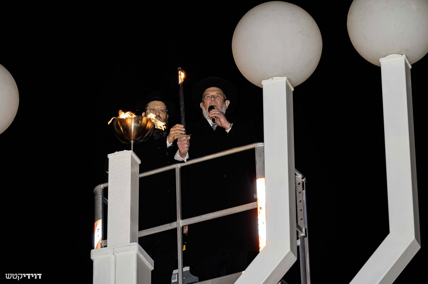 הדלקת נר חנוכה בשער ברנדנבורג בברלין