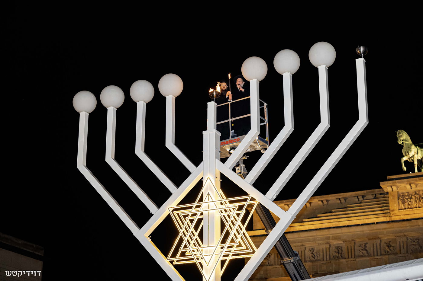 הדלקת נר חנוכה בשער ברנדנבורג בברלין