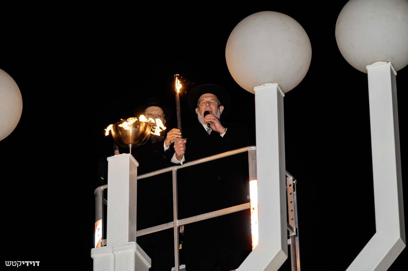 הדלקת נר חנוכה בשער ברנדנבורג בברלין