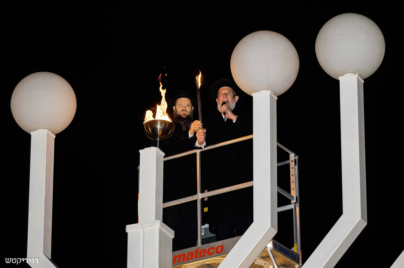 הדלקת נר חנוכה בשער ברנדנבורג בברלין