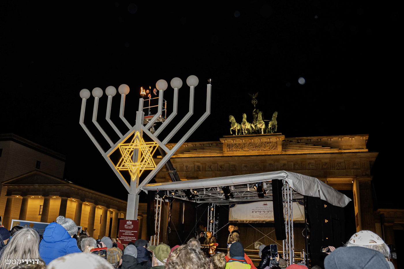 הדלקת נר חנוכה בשער ברנדנבורג בברלין