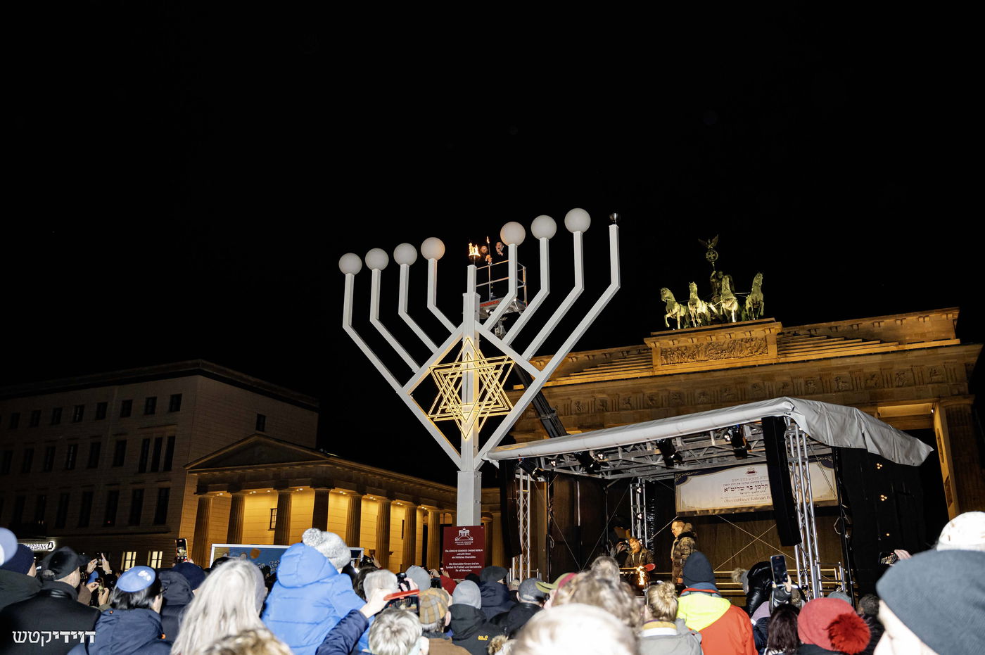 הדלקת נר חנוכה בשער ברנדנבורג בברלין