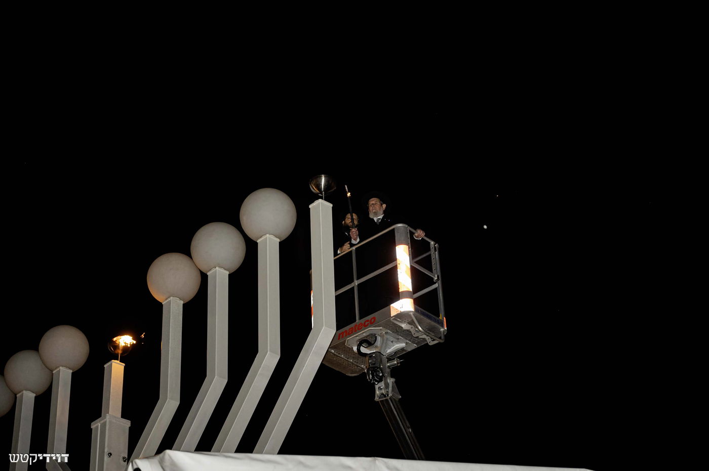 הדלקת נר חנוכה בשער ברנדנבורג בברלין