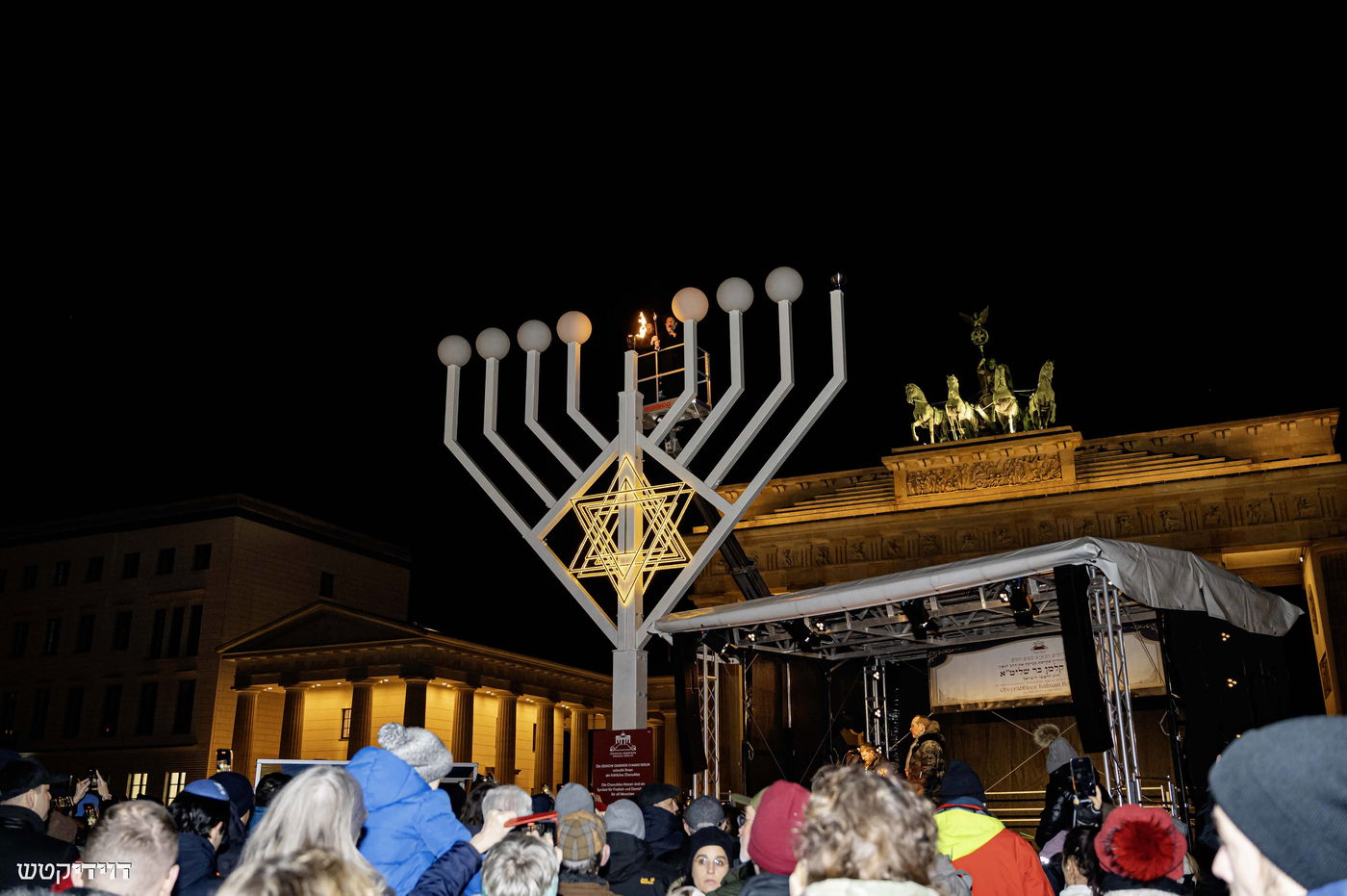 הדלקת נר חנוכה בשער ברנדנבורג בברלין