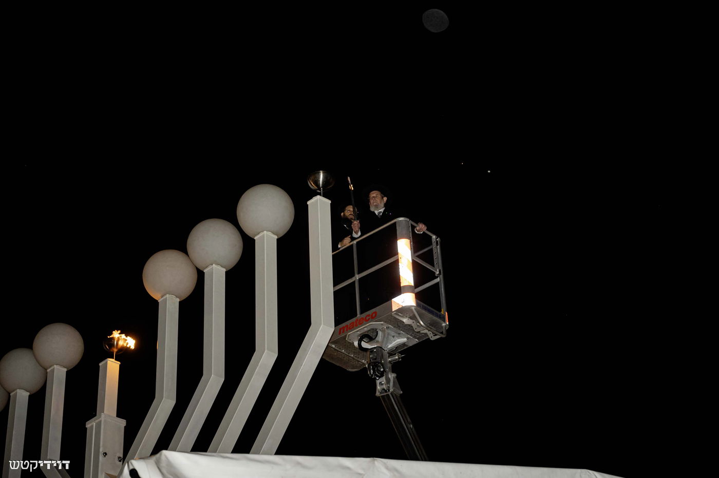 הדלקת נר חנוכה בשער ברנדנבורג בברלין