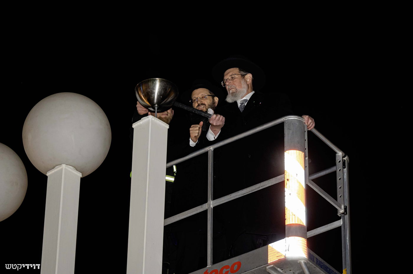 הדלקת נר חנוכה בשער ברנדנבורג בברלין