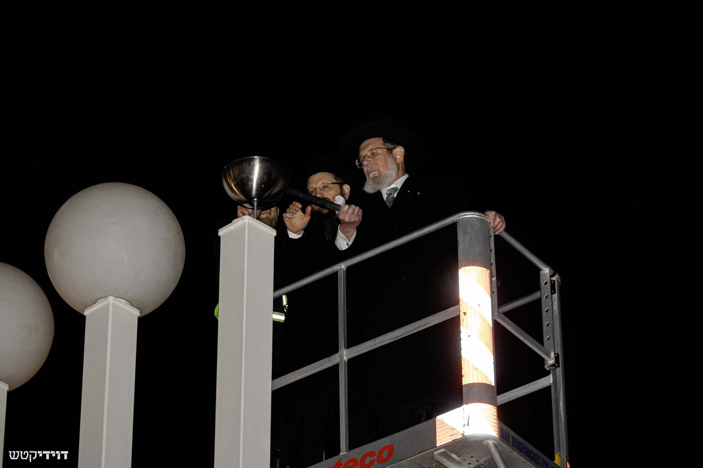 הדלקת נר חנוכה בשער ברנדנבורג בברלין