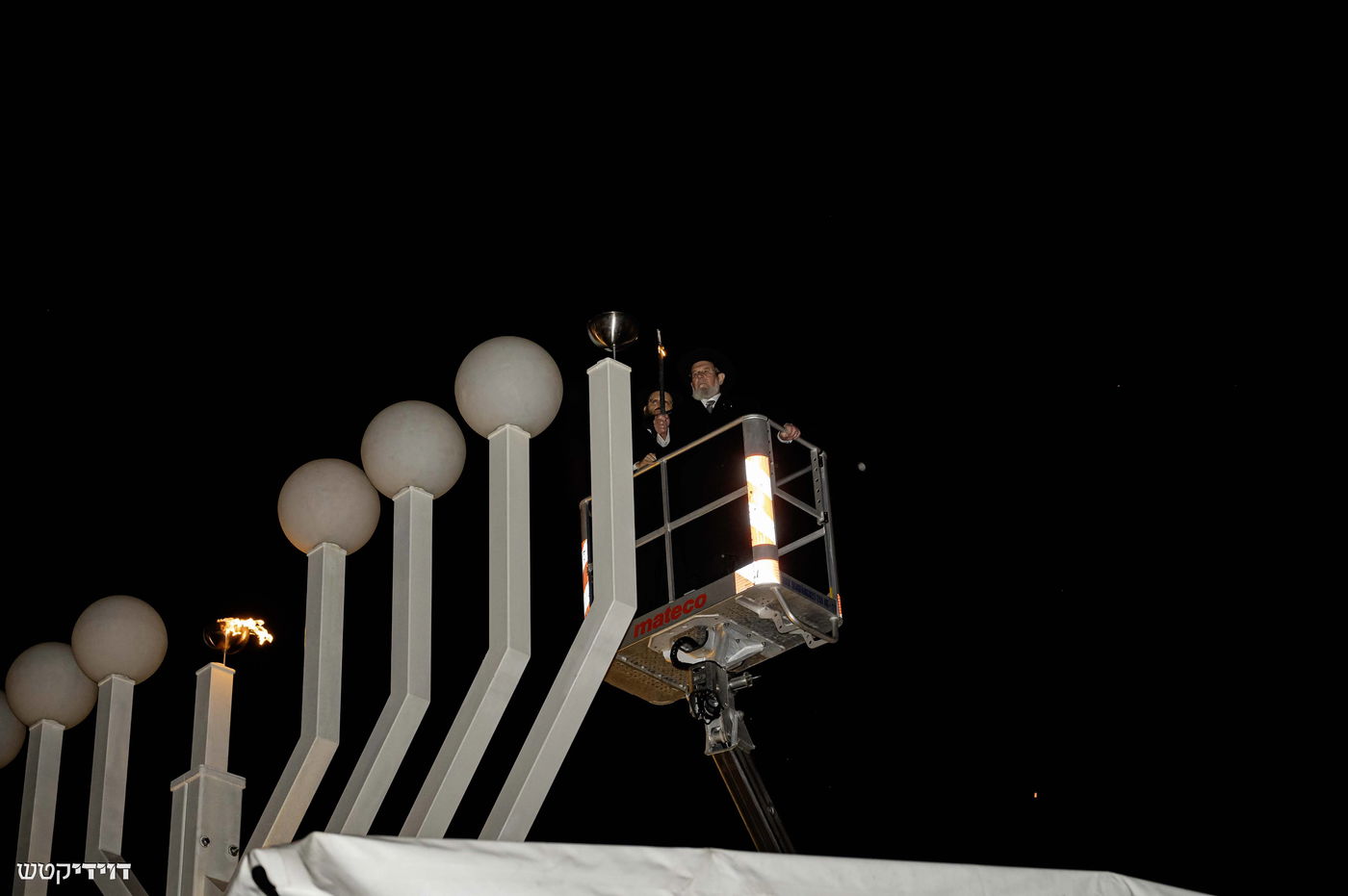 הדלקת נר חנוכה בשער ברנדנבורג בברלין