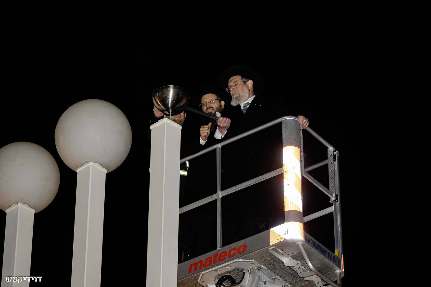 הדלקת נר חנוכה בשער ברנדנבורג בברלין