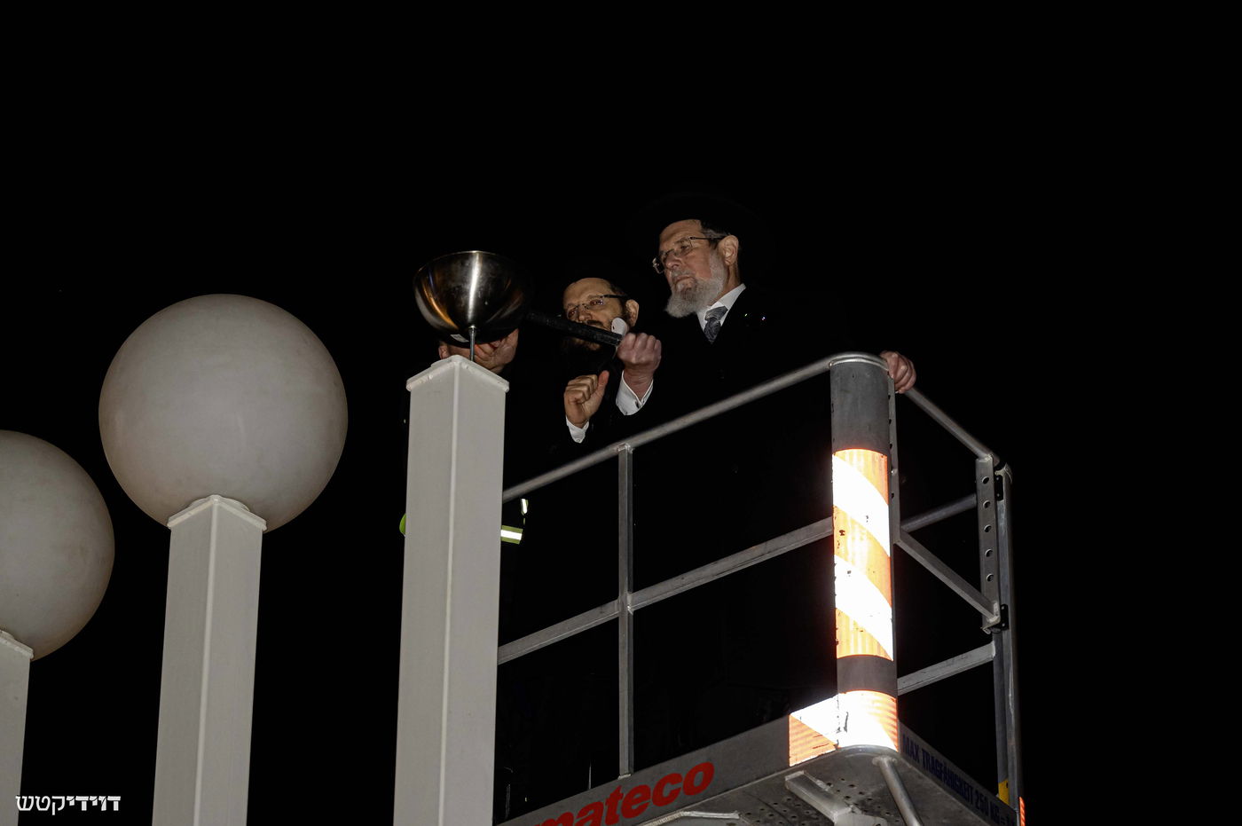 הדלקת נר חנוכה בשער ברנדנבורג בברלין