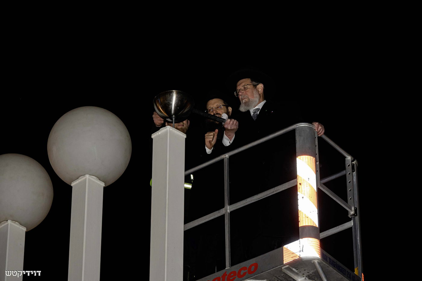 הדלקת נר חנוכה בשער ברנדנבורג בברלין