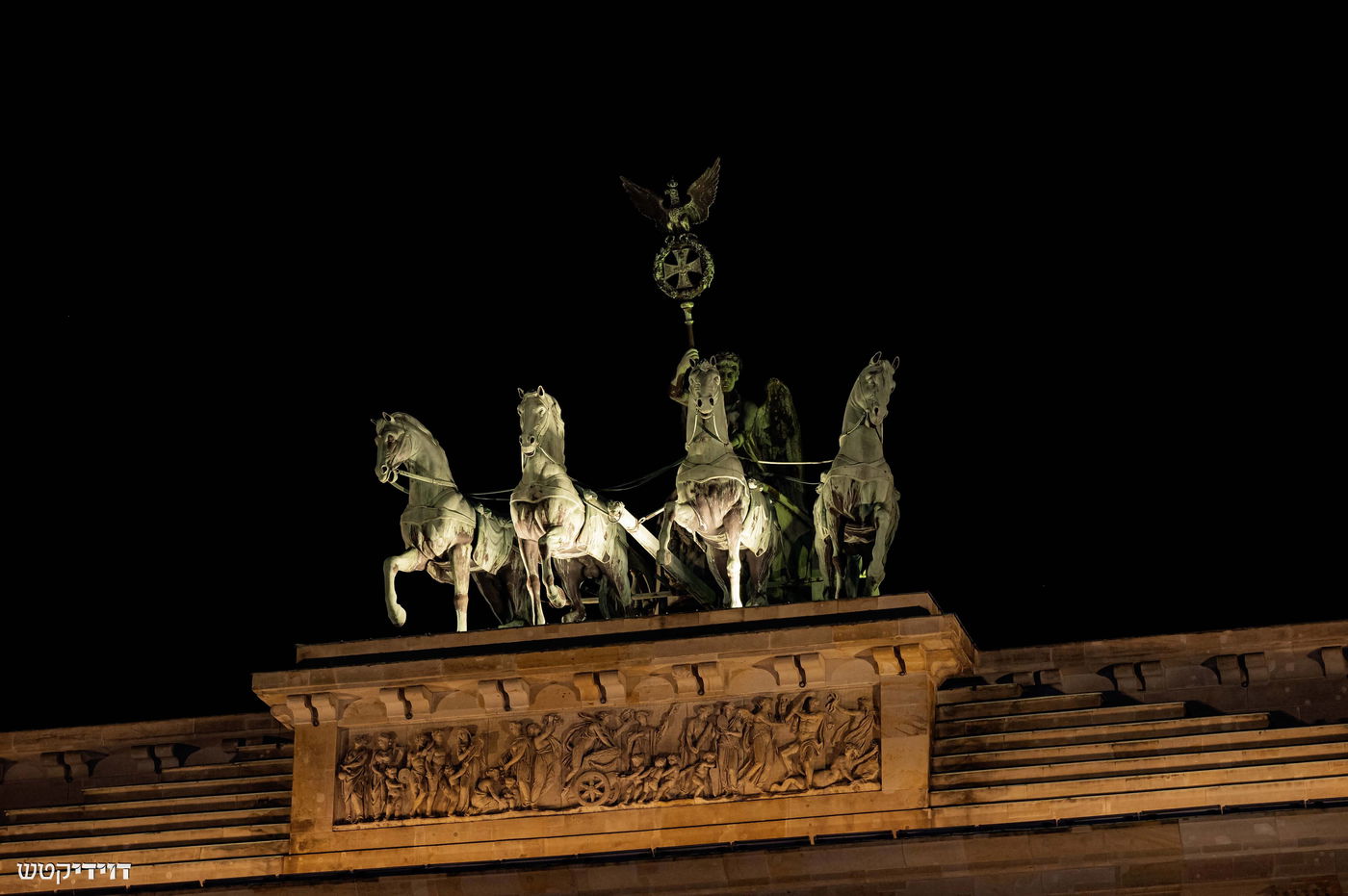 הדלקת נר חנוכה בשער ברנדנבורג בברלין