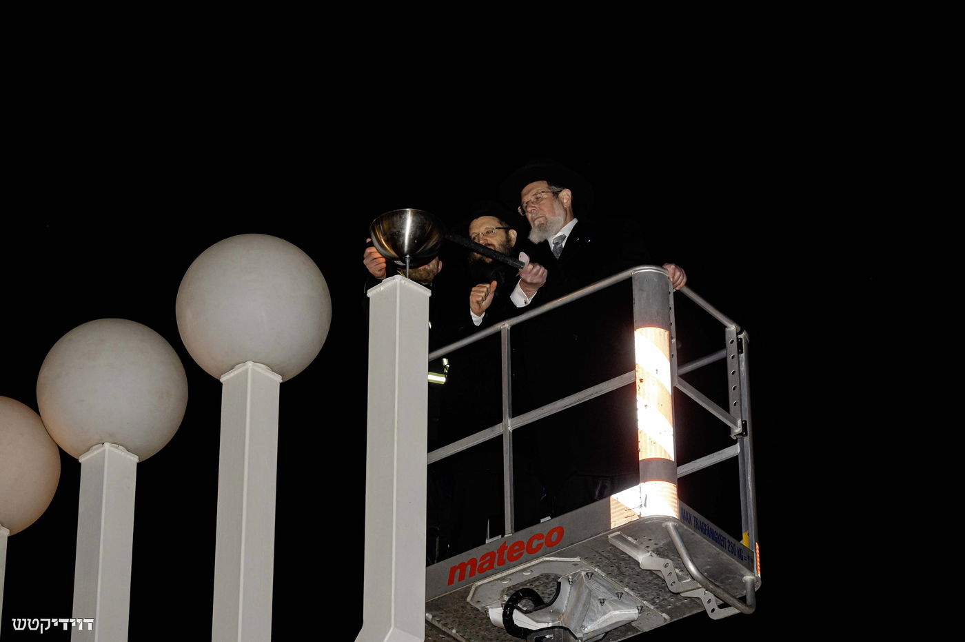 הדלקת נר חנוכה בשער ברנדנבורג בברלין