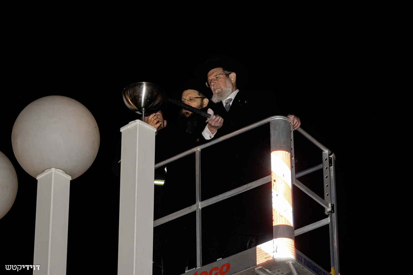 הדלקת נר חנוכה בשער ברנדנבורג בברלין